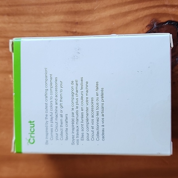 Cricut  Cutie Gold Vinyl Figure - Picture 4 of 5